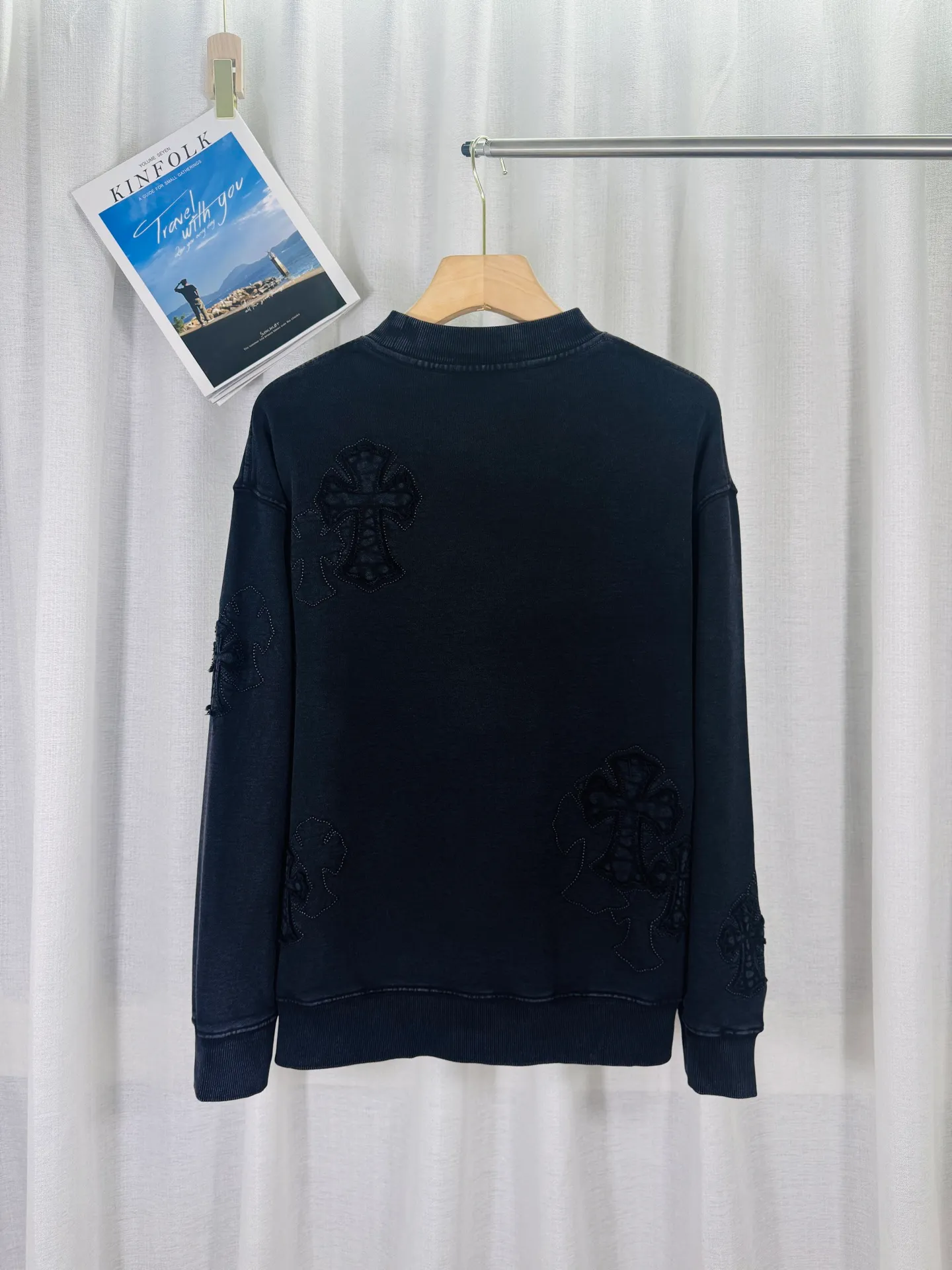 P260 top version, real shot without P, ​​different from market currency) 𝗖𝗵𝗿𝗼𝗺𝗲 𝗛𝗲𝗮𝗿𝘁𝘀/Cro Heart 2025 washed patch embroidery autumn and winter new original single counter American laser burnt 3D three-dimensional color embroidered couple casual sweatshirt 👑The highest version! Customized fabric 430g tripe terry fabric! American acid-washed and distressed original fabric laser burnt ✟appliqué embroidery and exquisite embroidery of letters! The best-selling model in the counter, very comfortable to wear. Accessories: original molded and authenticated collar label➕100% silk wash label. Genuine purchase-grade original hangtag➕matching hanging rope➕3D hanging beads➕original packaging bag. Craftsmanship: The original version has consistent wiring! The highest version of the armhole matching technique! Color: Pink Black Size: S M L XL Style No.: 9311